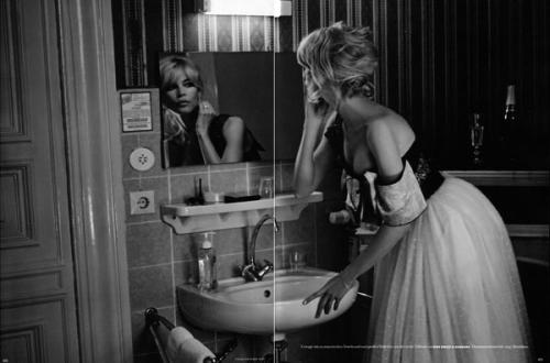 Клаудию Шиффер придушили в стиле 50-х