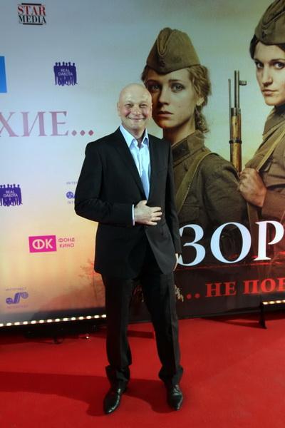 Петр Федоров пришел на премьеру фильма «А зори здесь тихие…» со своим дедом