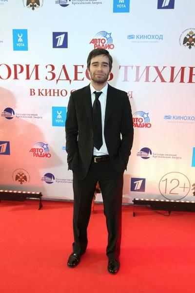 Петр Федоров пришел на премьеру фильма «А зори здесь тихие…» со своим дедом