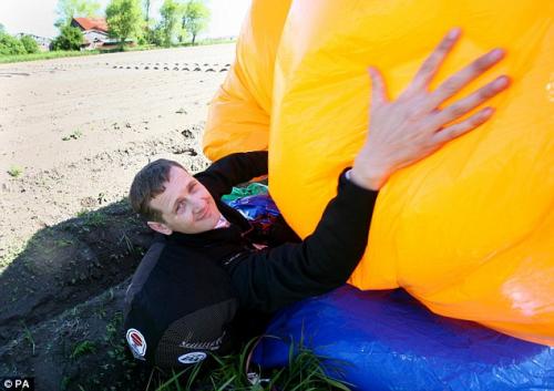 Американец перелетел Ла-Манш на воздушных шариках