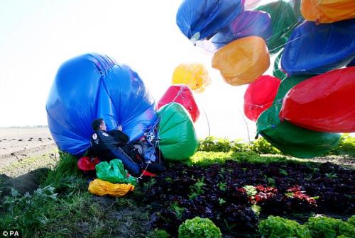 Американец перелетел Ла-Манш на воздушных шариках