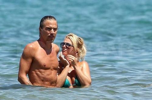 Бритни Спирс и ее возлюбленный согрели воду горячими объятиями