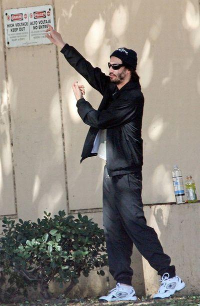 Киану Ривз озадачил папарацци "странными танцами"