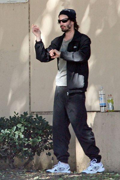 Киану Ривз озадачил папарацци "странными танцами"