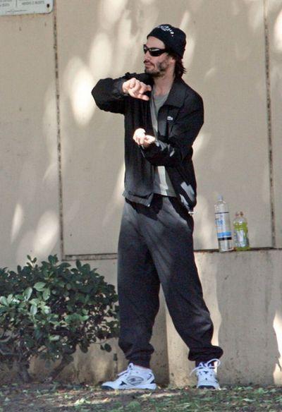 Киану Ривз озадачил папарацци "странными танцами"