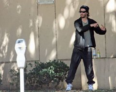 Киану Ривз озадачил папарацци "странными танцами"