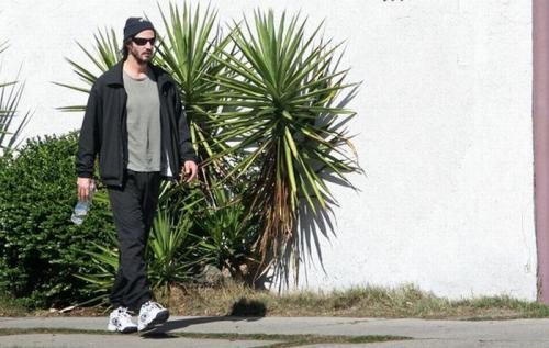 Киану Ривз озадачил папарацци "странными танцами"