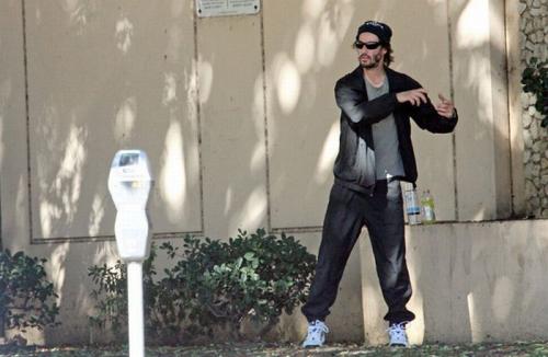 Киану Ривз озадачил папарацци "странными танцами"