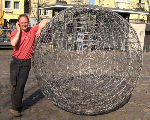 Арнд Дроссель сделал остановку для общения с тиграми