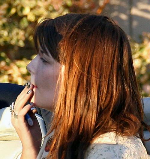 Миша Бартон забила косячок