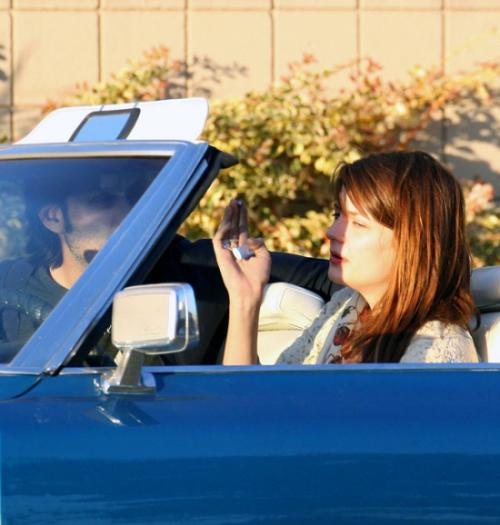 Миша Бартон забила косячок