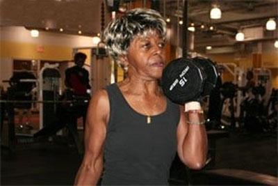 Супербабушка предпочитает бодибилдинг