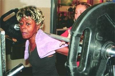 Супербабушка предпочитает бодибилдинг