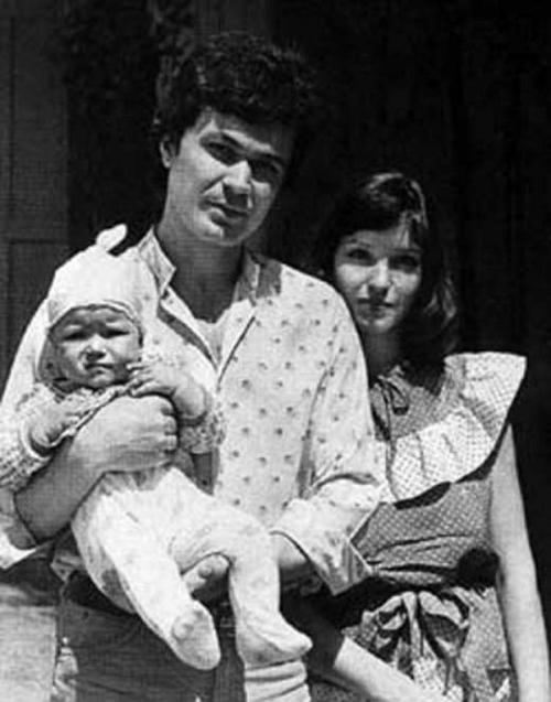 Звезды, которые сыграли свадьбу сразу после школы