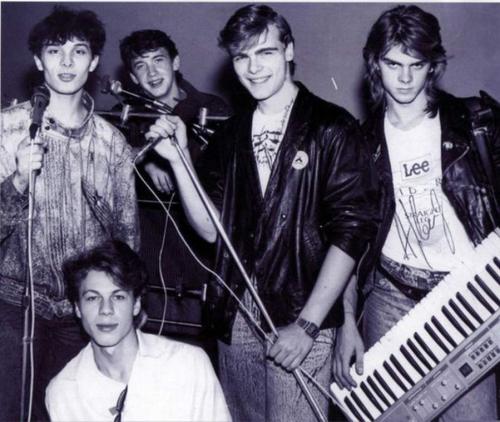 Звезды, которые сыграли свадьбу сразу после школы