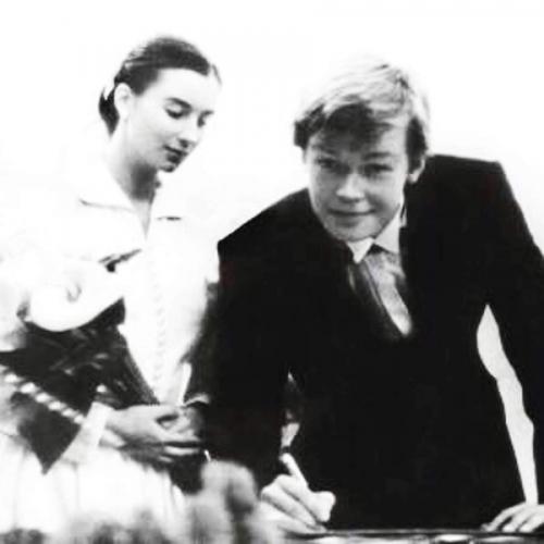 Звезды, которые сыграли свадьбу сразу после школы