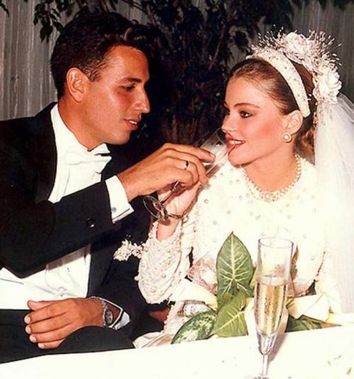 Звезды, которые сыграли свадьбу сразу после школы