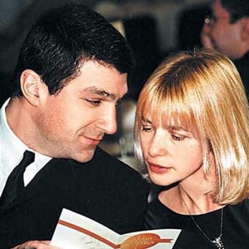 Звезды, которые сыграли свадьбу сразу после школы