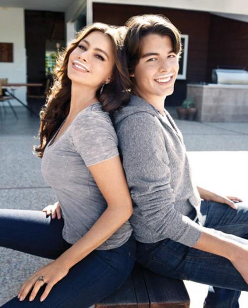 Звезды, которые сыграли свадьбу сразу после школы