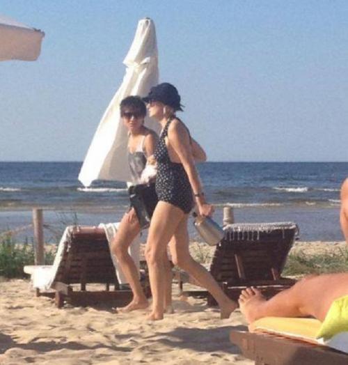 Звезды за 50, которые восхитительно выглядят на пляже