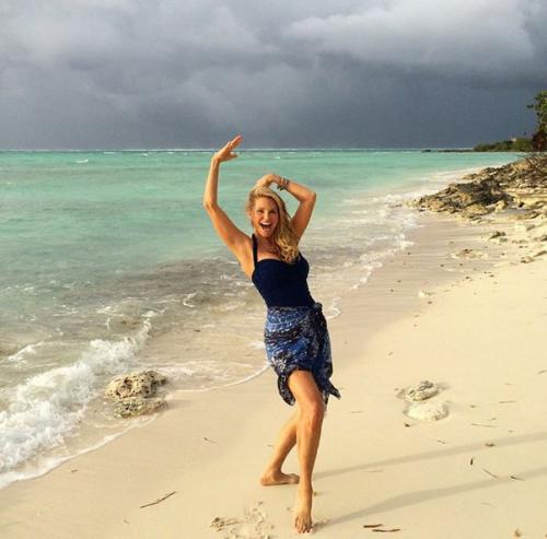 Звезды за 50, которые восхитительно выглядят на пляже