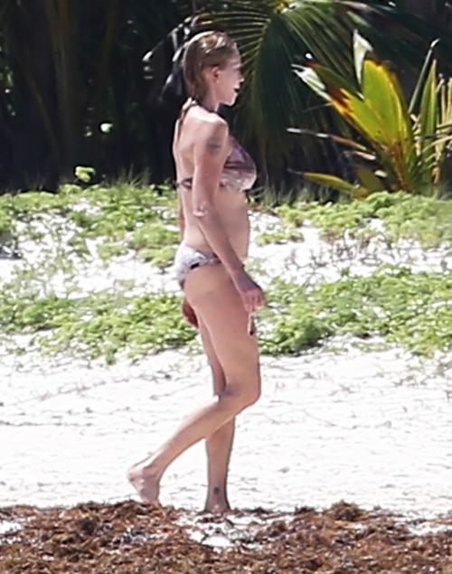 Звезды за 50, которые восхитительно выглядят на пляже