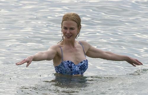 Звезды за 50, которые восхитительно выглядят на пляже