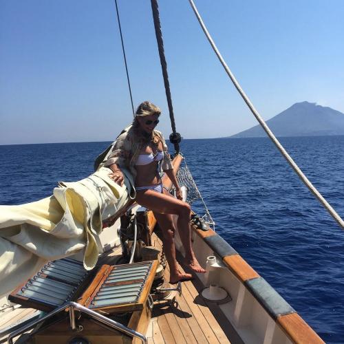 Звезды за 50, которые восхитительно выглядят на пляже