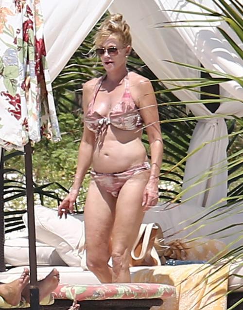 Звезды за 50, которые восхитительно выглядят на пляже