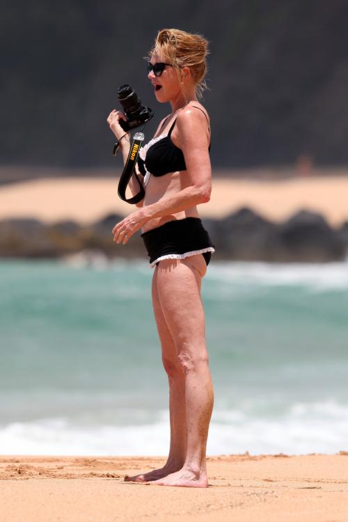 Звезды за 50, которые восхитительно выглядят на пляже