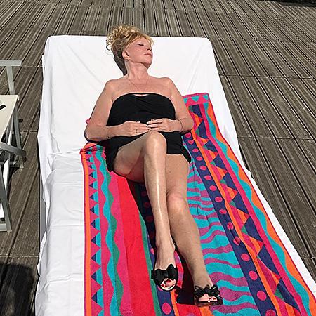 Звезды за 50, которые восхитительно выглядят на пляже