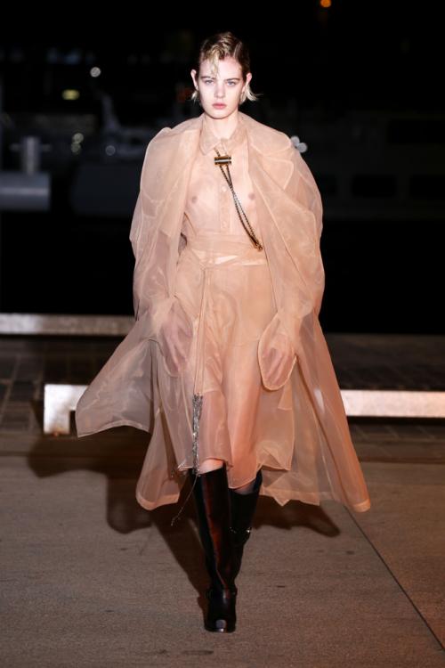 Лучшие «голые» платья прошлого года