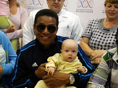 Братья Майкла Джексона спели для больных российских малышей