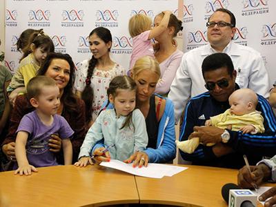 Братья Майкла Джексона спели для больных российских малышей