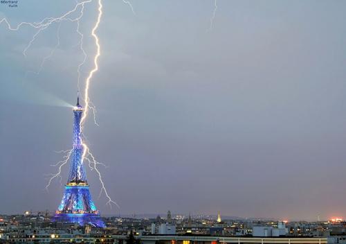 15 фото молний, атакующих культовые здания по всему миру
