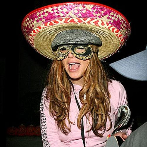 Кто это ? Королева карнавала ? Папарацци под прикрытием ? Это Хайди Клум на Хэллоуин... До сих пор умением напялить сразу несколько костюмов славилась только Бритни Спирс...