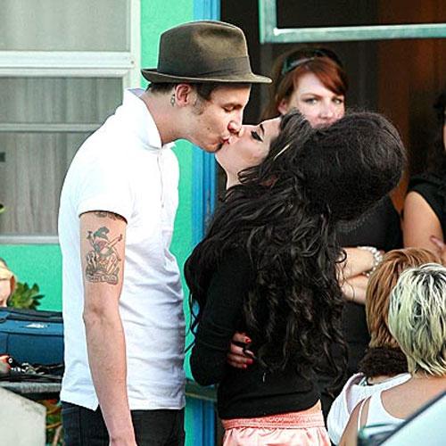 Романтический поцелуй в Майами: английская певица Эми Вайнхауз с мужем Блейком Филдерсивилом 22 мая 2007 года...