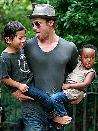 Бред Пит на прогулке с Паксом и Захарой в Нью-Йорке 26 августа 2007 года...