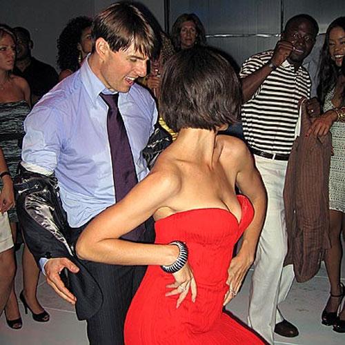 Том Круз и Кэти Холмс "зажигают" на вечеринке по случаю прибытия Бекхемов в Америку 24 июля 2007 года...