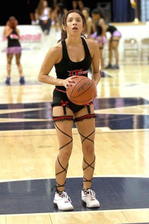 Баскетбол в кружевной подвязке