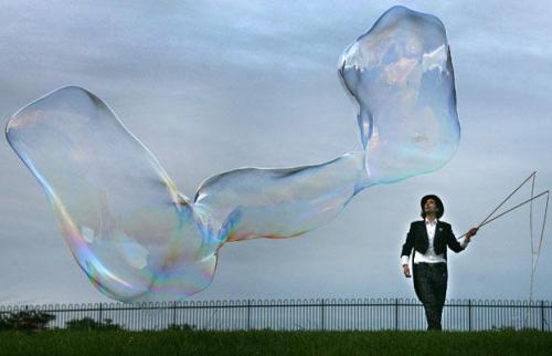 Англичанин выдул самый большой мыльный пузырь в мире