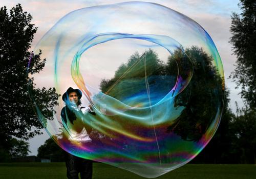 Англичанин выдул самый большой мыльный пузырь в мире