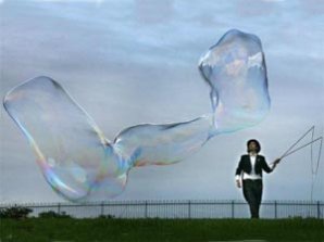 Англичанин выдул самый большой мыльный пузырь в мире