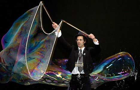 Англичанин выдул самый большой мыльный пузырь в мире