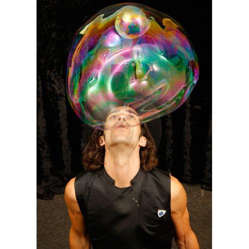 Англичанин выдул самый большой мыльный пузырь в мире