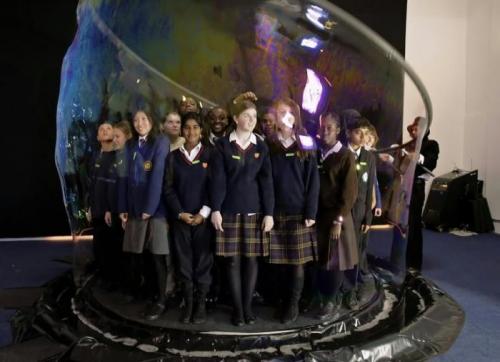 Англичанин выдул самый большой мыльный пузырь в мире