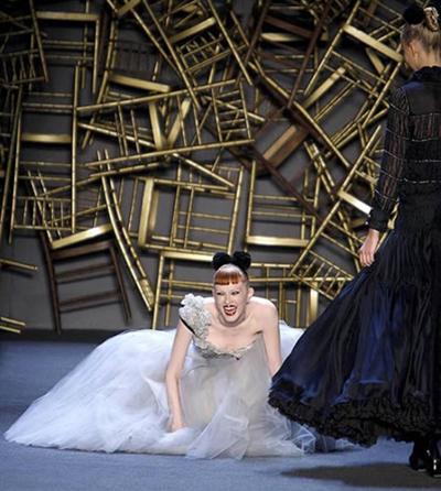 Жертвы неудобной обуви, длинных платьев и скользких полов