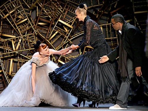 Жертвы неудобной обуви, длинных платьев и скользких полов