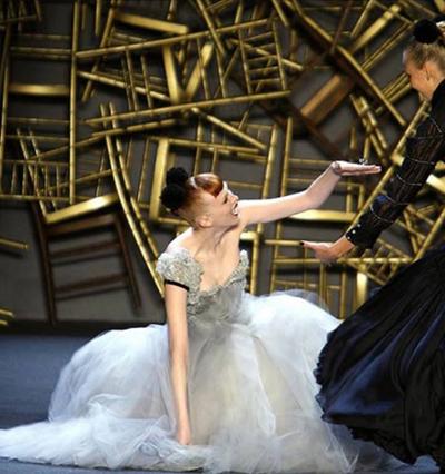 Жертвы неудобной обуви, длинных платьев и скользких полов