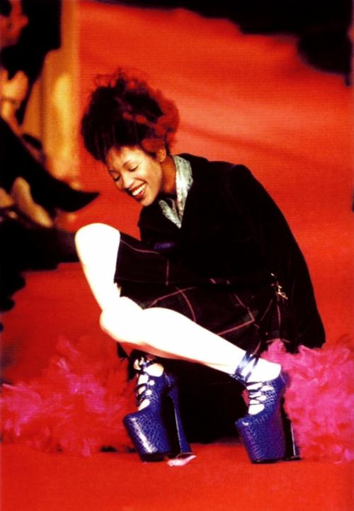 Жертвы неудобной обуви, длинных платьев и скользких полов